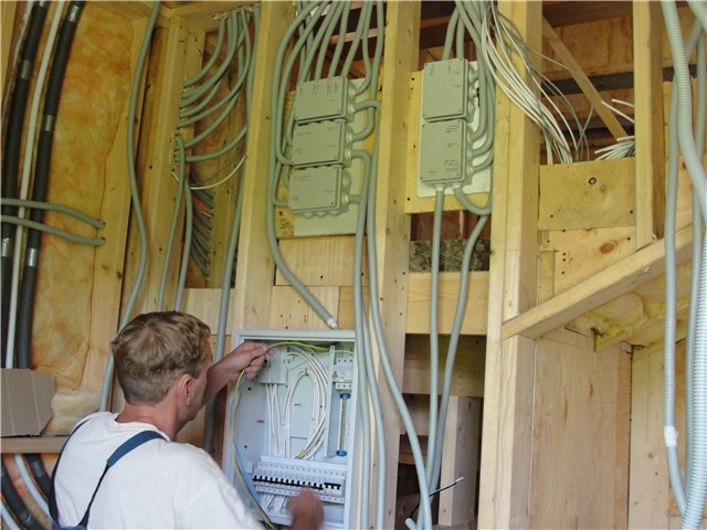 Проведение электропроводки  деревянном доме