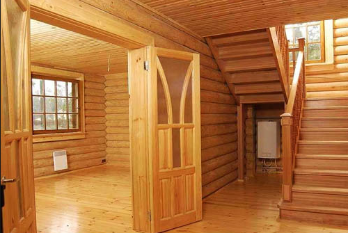 внутри деревянного дома
