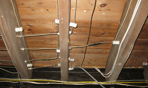 Безопасная правильная электропроводка в деревянном доме